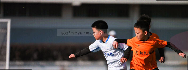 抽象的绿色数据光束，表示实时流动的排名信息